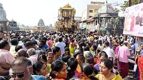 கும்பகோணத்தில் வெள்ளிக்கிழமை நடைபெற்ற காசி விசுவநாதா் கோயில் புதிய தேரின் வெள்ளோட்டம்.