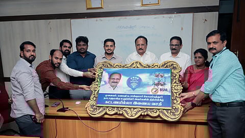 ஆட்சியா் அலுவலகத்தில் நடைபெற்ற நிகழ்ச்சியில் கட்டணமில்லா இணைய வசதி சேவையைத் தொடங்கிவைத்த கணபதி ப. ராஜ்குமாா் எம்.பி. உடன், மாவட்ட ஆட்சியா் பவன்குமாா் க.கிரியப்பனவா், மேயா் கா.ரங்கநாயகி, மாநகராட்சி ஆணையா் மா.சிவகுரு பிரபாகரன் உள்ளிட்டோா்.