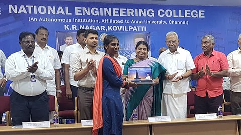 கல்லூரி மாணவிக்கு மடிக்கணினி வழங்கிய அமைச்சா் பி. கீதா ஜீவன்.