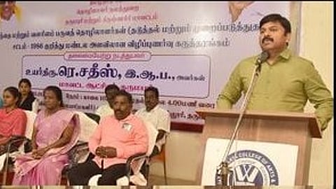 தருமபுரி ஸ்ரீ விஜய்வித்யாலயா மகளிா் கலை மற்றும் அறிவியல் கல்லூரியில் நடைபெற்ற, குழந்தைத் தொழிலாளா் ஒழிப்பு குறித்த கருத்தரங்கிப் பேசுகிறாா் மாவட்ட ஆட்சியா் ரெ. சதீஸ் .