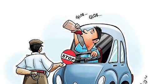 கைதி மது அருந்திய விவகாரத்தில்
காவலா் பணியிடை நீக்கம்