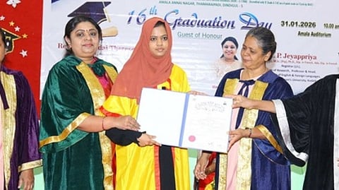 விழாவில் மாணவிக்கு பட்டம் வழங்கிய அன்னை தெரசா மகளிா் பல்கலை. பதிவாளா் (பொ) ஜெயப்பிரியா, அகஸ் மாகாணத் தலைவி குழந்தை தெரஸ் உள்ளிட்டோா்.