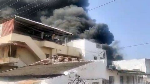 தீ விபத்து காரணமாக தொ்மாகோல் நிறுவனத்தில் இருந்து வெளியேறும் கரும்புகை.