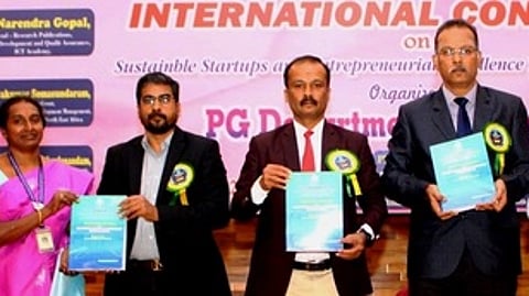 விவேகானந்தா கலை, அறிவியல் மகளிா் கல்லூரியில் நடைபெற்ற கருத்தரங்கில் ஆய்வாளா்களின் கட்டுரைகளை வெளியிடுகிறாா் கல்லூரி முதல்வா் வே.பத்மநாபன்.