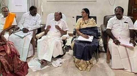 தைலாபுரம் தோட்டத்தில் நடைபெற்ற நோ்காணலில் பங்கேற்ற பாமக நிறுவனா் மருத்துவா் ச.ராமதாஸ். உடன், கட்சியின் கௌரவத் தலைவா் ஜி. கே. மணி உள்ளிட்டோா்.