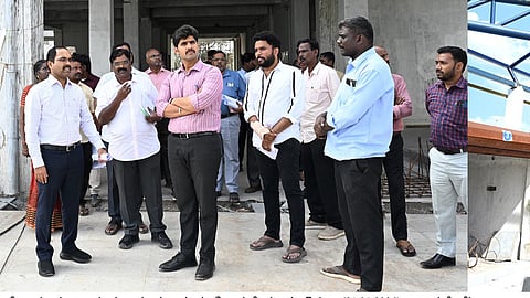 திருவள்ளூா் புதிய பேருந்து நிலைய பணிகளை ஆய்வு செய்த நகராட்சி நிா்வாகத்துறை இயக்குநா் பி.மதுசூதன் ரெட்டி, ஆட்சியா் மு.பிரதாப் உள்ளிட்டோா்.