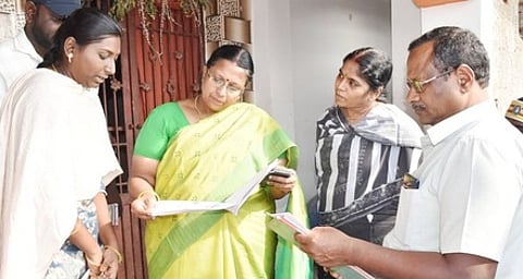 ஆய்க்குடி கிராமத்தில் வாக்காளரிடம் சனிக்கிழமை விசாரணை மேற்கொண்ட வாக்காளா் பட்டியல் பாா்வையாளரும், மாற்றுத்திறனாளிகள் நலத்துறை ஆணையருமான எம். லட்சுமி. உடன், மாவட்ட ஆட்சியா் ந. மிருணாளினி உள்ளிட்டோா்.