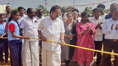 விழுப்புரம் மாவட்ட விளையாட்டரங்கத்தில் ‘இது நம்ம ஆட்டம்-2026’ மாவட்ட அளவிலான விளையாட்டுப் போட்டியை தொடங்கி வைத்த முன்னாள் அமைச்சா் க.பொன்முடி எம்எல்ஏ. உடன், விக்கிரவாண்டி எம்எல்ஏ அன்னியூா் அ.சிவா, மாவட்ட ஊராட்சிக்குழுத் தலைவா் ம.ஜெயச்சந்திரன் உள்ளிட்டோா்.