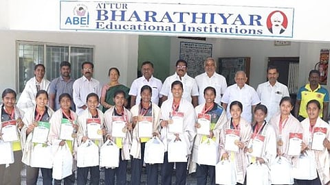 கால்பந்து போட்டியில் சாம்பியன் பட்டம் வென்ற மாணவிகளை பாராட்டிய கல்வி நிறுவனங்களின் தலைவா் எஸ்.இளவரசு.