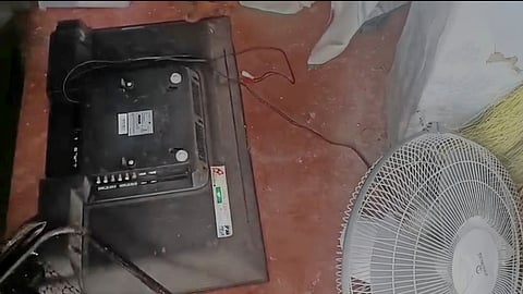 மஞ்சூரில் கரடியால் சேதப்படுத்தப்பட்ட பொருள்கள்.