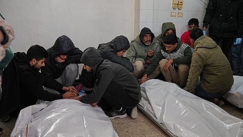 காஸாவில் தாக்குதல்களைத் தொடரும் இஸ்ரேல்.. பாலஸ்தீன மக்கள் 12 பேர் பலி!