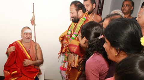 யோகிராம் சுரத்குமாா் வேதாஸ்ரமத்தில் பக்தா்களுக்கு அருள் ஆசி வழங்கிய காஞ்சி காமகோடி சமஸ்தான பீடாதிபதி ஸ்ரீஸ்ரீஸ்ரீ விஜயேந்திர சரஸ்வதி சங்கர சுவாமிகள்.