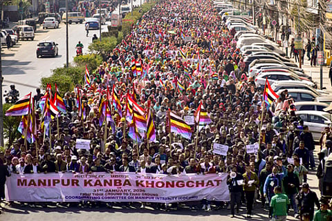 மணிப்பூா் தலைநகா் இம்பாலில் மாநில ஒருமைப்பாட்டை வலியுறுத்தி சனிக்கிழமை நடைபெற்ற பேரணி.