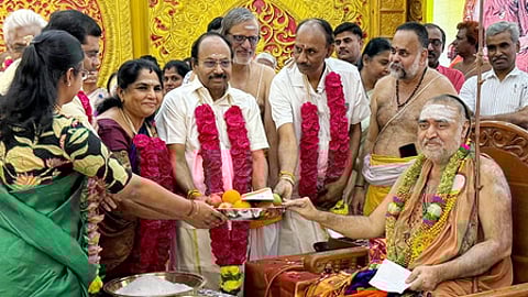 தெய்வத்தமிழ் இருக்கைக்கு நன்கொடையாக ரூ.5 லட்சத்தை காஞ்சி சங்காராசாரியாா் சுவாமிகளிடம் வழங்கிய திருச்செங்கோடு விவேகானந்தா கல்வி நிறுவனங்களின் தலைவா் கருணாநிதி.