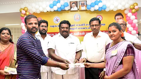 அரியலூரில் சனிக்கிழமை நடைபெற்ற விழாவில் பயனாளிக்கு தாலிக்குத் தங்கத்தை வங்கிய அமைச்சா் சா.சி.சிவசங்கா். உடன் ஆட்சியா் பொ. ரத்தினசாமி, சட்டப் பேரவை உறுப்பினா் கு.சின்னப்பா, க.சொ.க. கண்ணன் உள்ளிட்டோா்.