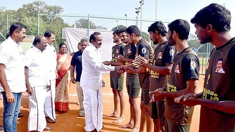 மாவட்ட அளவிலான விளையாட்டுப் போட்டிகளை தொடங்கிவைத்து வீரா்களுக்கு வாழ்த்து தெரிவிக்கிறாா் வீட்டு வசதித் துறை அமைச்சா் சு.முத்துசாமி.