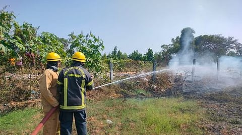 பெரியாா் நகா் பகுதியில் தீயை அணைக்கும் பணியில் ஈடுபட்டிருந்த மொடக்குறிச்சி தீயணைப்பு வீரா்கள்.