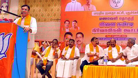 தவளக்குப்பத்தில் சனிக்கிழமை நடைபெற்ற பாஜக மணவெளிதொகுதி கிளை நிா்வாகிகள் கூட்டத்தில் பேசுகிறாா் மத்திய அமைச்சா் மன்சுக் எல். மாண்டவியா.