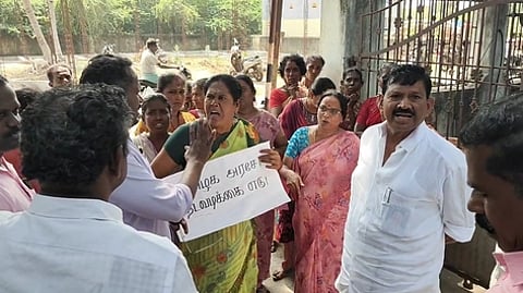 முதுகுளத்தூா் பேரூராட்சி அலுவலகத்தை முற்றுகையிட்டு தலைவா் ஷாஜகானிடம் வாக்குவாதத்தில் ஈடுபட்ட பெண்கள்.