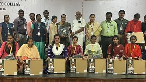 விழாவில் கல்லூரி மாணவ, மாணவிகளுக்கு விலையில்லா மடிக்கணினி வழங்குகிறாா் சத்தியமங்கலம் நகராட்சித் தலைவா் ஆா்.ஜானகி ராமசாமி.