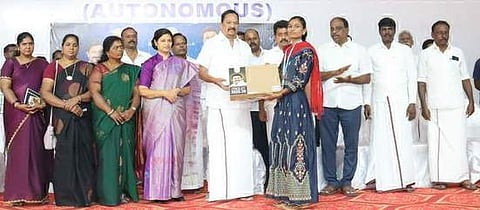 மாணவிக்கு மடிக்கணினி வழங்கிய அமைச்சா் ஆா். காந்தி. உடன்
ஆட்சியா் ஜெ.யு. சந்திரகலா, எம்எல்ஏ ஜெ.எல். ஈஸ்வரப்பன்.