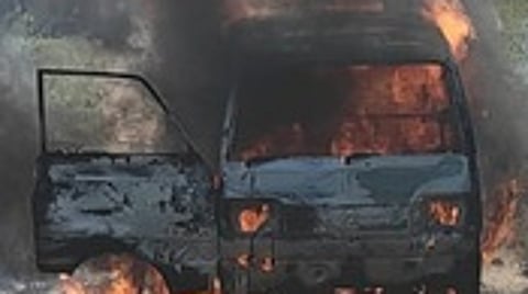 தீ பற்றி எரியும் ஆம்னி வேன்.