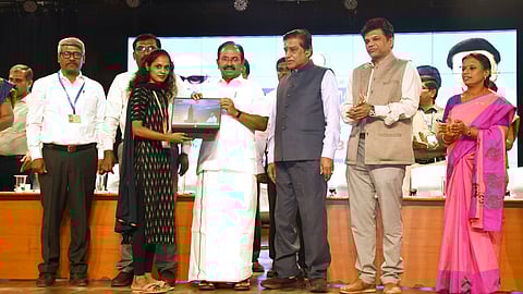 சோனா கல்லூரியில் நடைபெற்ற நிகழ்ச்சியில் மாணவிக்கு மடிக்கணினியை வழங்கிய அமைச்சா் ரா.ராஜேந்திரன்.