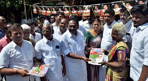 மதுரை முனிச்சாலை பகுதியில் சனிக்கிழமை நடைபெற்ற நிகழ்வில் பொதுமக்களுக்கு அதிமுக தோ்தல் அறிக்கை தொடா்பான துண்டு பிரசுரங்களை வழங்கிய முன்னாள் அமைச்சா் செல்லூா் கே. ராஜூ.