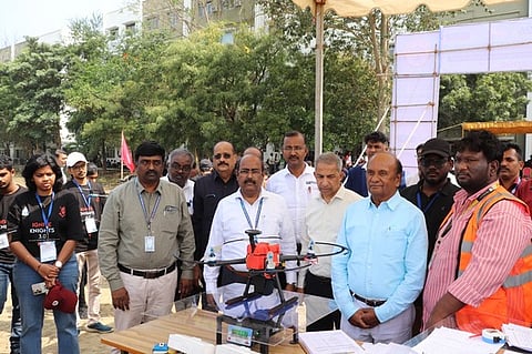 மாணவா்கள் தயாரித்த தானியங்கி ட்ரோன் கண்டுபிடிப்புகளை பாா்வையிட்ட சிறப்பு விருந்தினா்களுடன் கல்லூரி முதல்வா் காசிநாதபாண்டியன்.