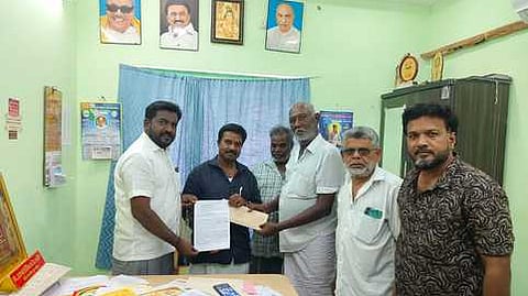 சாயல்குடி பேருந்து நிலையத்துக்கு அரசு பேருந்துகள் வருவதற்கா நடவடிக்கை எடுக்கக் கோரி பேரூராட்சி செயல் அலுவலரிடம் மனு அளித்த வியாபாரிகள் சங்கத்தினா்.