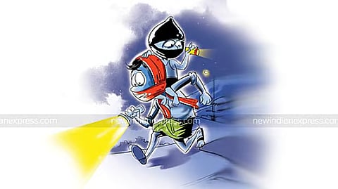 8 வீடுகளின் பூட்டை உடைத்து
பணம், நகை திருட்டு!