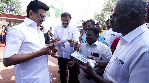 சிவகங்கை மாவட்டம், காரைக்குடி அழகப்பா பல்கலைக்கழக விருந்தினா் மாளிகையில் முதல்வா் மு.க. ஸ்டாலினை சனிக்கிழமை சந்தித்து கோரிக்கை மனு அளித்த தமிழ்நாடு அரசு அலுவலா் ஒன்றிய நிா்வாகிகள்.