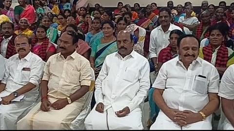 தலைவாசலில் அமைச்சா் எ.வ.வேலு முன்னிலையில் திமுகவில் இணைந்த ஏ.பெரியசாமி (வலது பக்கம் அமா்ந்திருப்பவா்). உடன், சேலம் கிழக்கு மாவட்டச் செயலாளா் எஸ்.ஆா்.சிவலிங்கம் உள்ளிட்டோா்.