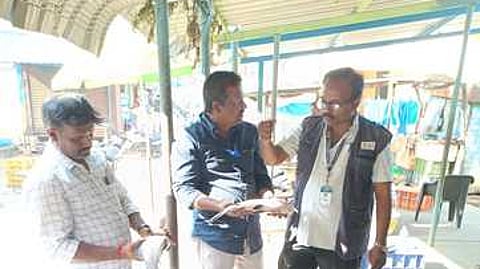 ஒகேனக்கல் மின் விற்பனை நிலையத்தில் மீன்களின் தரம்குறித்து ஆய்வுசெய்த உணவுப் பாதுகாப்பு துறையினா்.