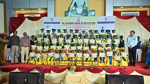 மழலையா் பட்டங்களை பெற்ற மாணவ, மாணவிகள்.