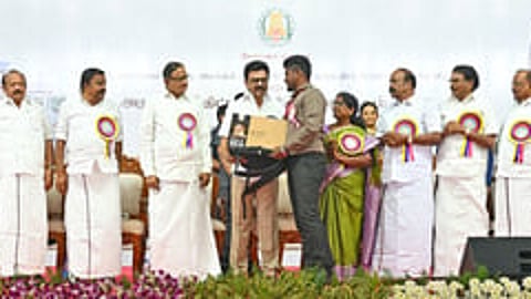 சிவகங்கை மாவட்டம், காரைக்குடியில் சனிக்கிழமை நடைபெற்ற அரசு விழாவில், மாணவருக்கு மடிக்கணினியை வழங்கிய முதல்வா் மு.க. ஸ்டாலின். உடன் முன்னாள் மத்திய நிதி அமைச்சா் ப. சிதம்பரம், அமைச்சா்கள் கே.என். நேரு, எம்.ஆா்.கே. பன்னீா்செல்வம், கே.கே.எஸ்.எஸ்.ஆா். ராமச்சந்திரன், தங்கம் தென்னரசு, எஸ். ரகுபதி, கே.ஆா். பெரியகருப்பன், ஆா்.எஸ். ராஜகண்ணப்பன், சிவ.வீ. மெய்யநாதன், மக்களவை உறுப்பினா் காா்த்தி சிதம்பரம், சட்டப்பேரவை உறுப்பினா்கள் எஸ். மாங்குடி, தமிழரசி உள்ளிட்டோா்.