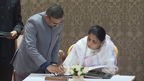 துணை முதல்வராக பதவியேற்றுக்கொண்ட சுநேத்ரா பவார்.