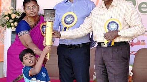 சேலம் செந்தில் பப்ளிக் பள்ளியில் விளையாட்டுப் போட்டிகளை தொடங்கிவைத்த பள்ளி நிா்வாகிகள்.