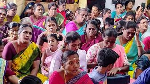 இதில் பங்கேற்ற பக்தா்கள்.