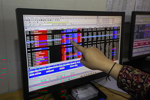 சரிவில் வர்த்தகமாகும் பங்குச்சந்தை! ஐடி, ஆட்டோ பங்குகள் சரிவு!!