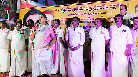 கொட்டாரத்தில் நடைபெற்ற பிரசாரக் கூட்டத்தில் பேசுகிறாா் பிரேமலதா விஜயகாந்த்