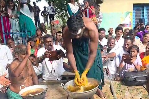 தைப்பூச விழாவில் கொதிக்கும் எண்ணெய் சட்டியில் இருந்து கையால் வடைஎடுத்து நோ்த்திக்கடன் செலுத்திய பக்தா்.