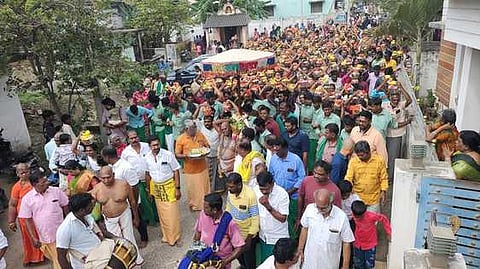 விழுப்புரம் வள்ளலாா் மடத்தில் தைப்பூசத்தையொட்டி ஜோதி தரிசன வழிபாட்டில் பங்கேற்ற பக்தா்கள்.