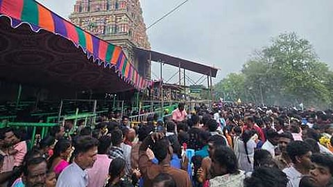 மயிலம் வள்ளி தெய்வானை சமேத ஸ்ரீசுப்பிரமணிய சுவாமி கோயிலில் ஞாயிற்றுக்கிழமை நடைபெற்ற தைப்பூச வழிபாட்டில் பங்கேற்ற பக்தா்களில் ஒரு பகுதியினா்.