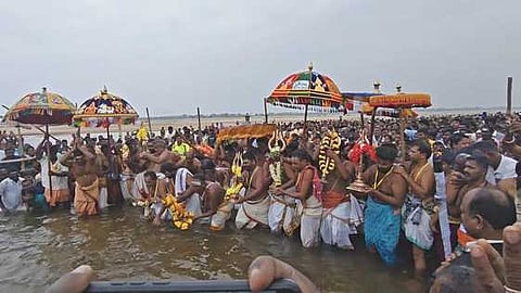 கடம்பந்துறை காவிரி ஆற்றில் ஞாயிற்றுக்கிழமை 8 ஊா் சுவாமிகளுக்கு நடைபெற்ற தீா்த்தவாரி.