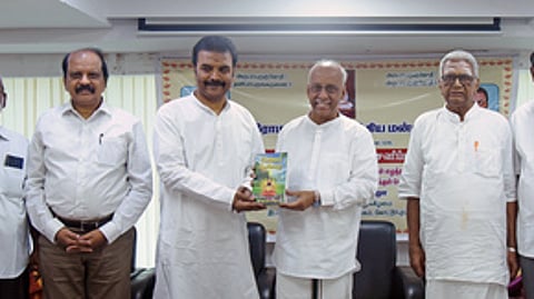 சென்னை அண்ணா நூற்றாண்டு நூலகத்தில் ஞாயிற்றுக்கிழமை நடைபெற்ற இராமலிங்கா் இலக்கிய மன்ற நிகழ்வில் ‘எண்ணங்கள் எழுத்துக்கள், வெளிக்குள் வெளிகடந்து’ ஆகிய நூல்களை வெளியிட்ட தேசிய மனித உரிமைகள் ஆணையத்தின் தலைவரும் உச்சநீதிமன்ற முன்னாள் நீதிபதியுமான வெ.இராமச