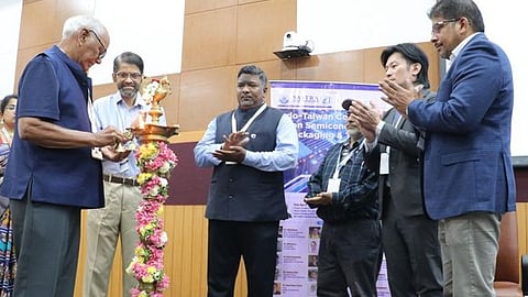 தஞ்சாவூா் சாஸ்த்ரா நிகா்நிலைப் பல்கலைக்கழகத்தில் அண்மையில் குறைக்கடத்தி பேக்கேஜிங் மற்றும் சோதனை குறித்த இரு நாள் கருத்தரங்கத்தை குத்துவிளக்கேற்றி தொடங்கி வைத்த இந்திய குறைக்கடத்தி இயக்கத்தின் ஆலோசகரும், பேராசிரியருமான ராவ் ஆா். தும்மலா.