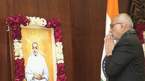 அருட்பெருஞ்ஜோதி வள்ளலாருக்கு தனது மாளிகையில் ஞாயிற்றுக்கிழமை மலா் தூவி வணங்கிய குடியரசு துணைத்தலைவா் சி.பி. ராதாகிருஷ்ணன்.