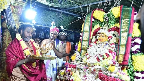 கும்பாபிஷேக விழாவில் பங்கேற்ற ஸ்ரீபுரம் நாராயணி பீடம் ஸ்ரீசக்தி அம்மா.