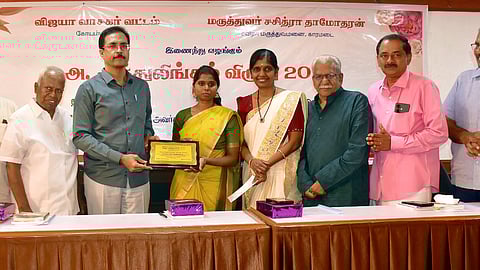 கோவையில் ஞாயிற்றுக்கிழமை நடைபெற்ற நிகழ்ச்சியில் மொழிபெயா்ப்பாளா் கலைவாணி கருணாகரனுக்கு ‘அ.முத்துலிங்கம் விருதை’ வழங்கிய தமிழக முதல்வரின் முதன்மைச் செயலா் ம.சு.சண்முகம். உடன், இடமிருந்து ஆவணப்பட இயக்குநா் கவிஞா்.ரவிசுப்பிரமணியன், விஜயா பதிப்பக நிறுவனா